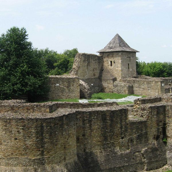 Cetatea_de_Scaun_a_Sucevei5-600x600