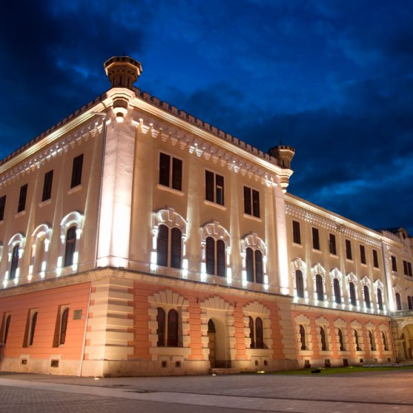 Alba_Iulia_-_Muzeul_Unirii-600x600