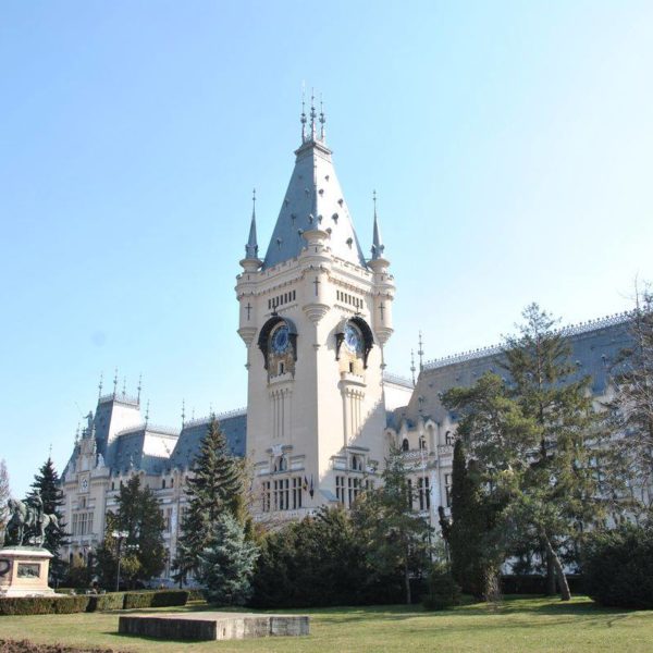 69926381_700036050473174_7620871690918035456_o-600x600